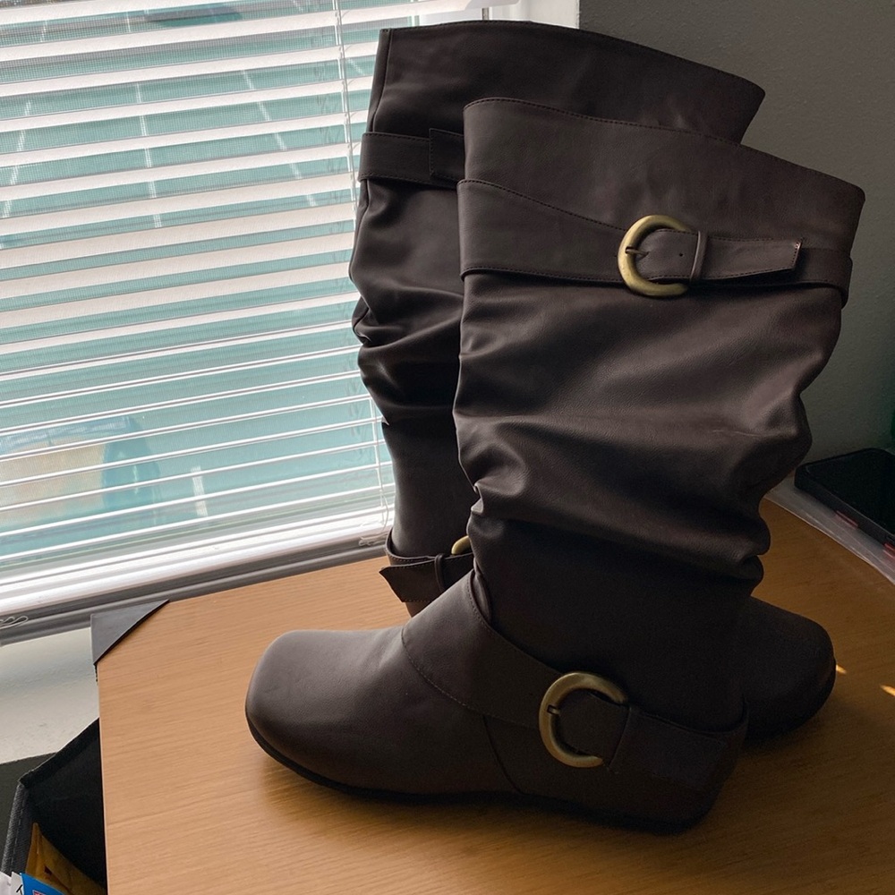 This is a new pair of leather boots never worn. They are a size 10.